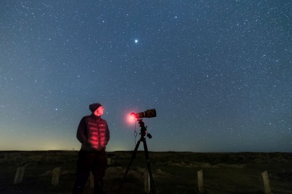Дрю пробует звездного наблюдателя Sky-Watcher, трекера звезд для астрофотографии